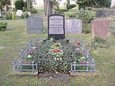 Grab von Theodor und Emilie Fontane mit gemeinsamem Grabstein (2005)
