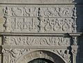 Reliefs im Groteskenstil über dem Westportal