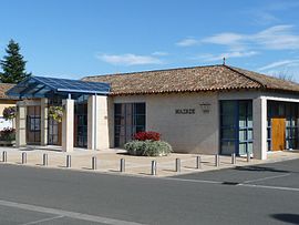 The town hall in Cubnezais