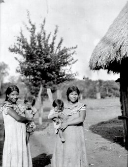 Bewohnerinnen von Puerto Cavinas im Jahr 1913/1914