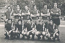 Eleven players of Monza in two rows wearing red shirts with a thin white stripe facing the camera
