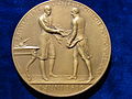 Graf von Stadion erhält von Kaiser Franz I von Österreich das Patent zur Gründung der Österreichischen Nationalbank in Wien. Bronzemedaille zum 100. Jubiläum am 1. Juni 1916, Vorderseite