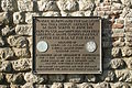 Gedenk­plakette an der Außen­mauer von La Haye Sainte