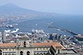 Blick über die Bucht von Neapel mit dem Hafen und dem Vesuv
