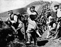 Soldaten der japanischen 18. Division in einem aufgegebenen deutschen Schützengraben