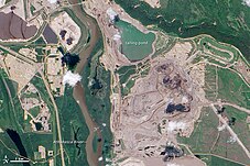 Links: Satellitenaufnahme des nördlichen Teils der „Millennium Mine“ der Suncor Energy und angeschlossene Infrastruktur. Der große Fluss in der linken Bildhälfte ist der Athabasca River. Rechts: Teil des Tagebaus sowie Schwefelhalden und Absetzbecken („Syncrude tailings pond“) der Aufbe­reitungs­anlage „Mildred Lake“ von Syncrude.