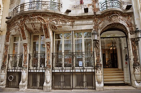 Facade of the Céramic Hôtel, covered with ceramic decoration and sculpture by Camille Alaphilippe.