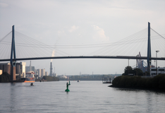 Die Köhlbrandbrücke vom Wasser aus gesehen mit Blickrichtung Süd-Ost