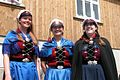 Abiturientinnen in traditioneller Tracht auf Suðuroy, die an Jóansøka ihren Abschluss feiern