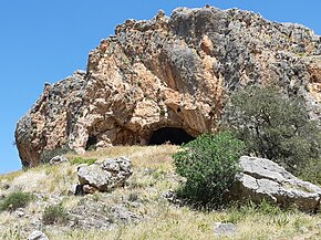 Blick zur Zuttiyeh-Höhle: um 1900 (links) und im Jahr 2021