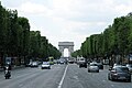 Die Fahrbahn der Avenue des Champs Élysées ist gepflastert