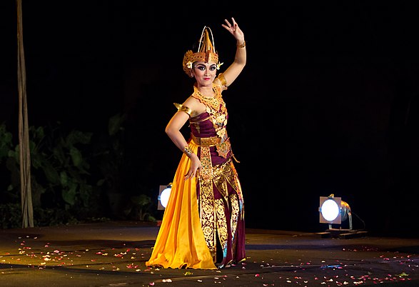 The Balinese Cendrawasih dance imitates the bird of paradise!