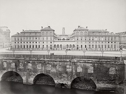 View of the parvis from the left bank facing north showing the newly constructed Hôtel-Dieu