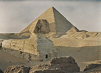 Autochrome Lumière was invented in 1907 as a pioneering method for color photography. Here the Giza pyramid complex photographed in 1914.