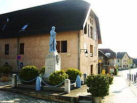 War monument and town hall of Lovagny