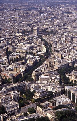 Ein Teil der Avenue, gesehen vom Eiffelturm aus