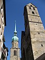 So sieht der Passant die Türme der beiden benachbarten Kirchen, wenn er nach oben schaut: Reinoldis Turmhaube wirkt viel kürzer als im ersten Bild.