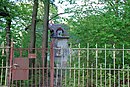 Sommerhaus „Waldesfrieden“ mit parkartigem Eckgrundstück und Zauneinfriedung