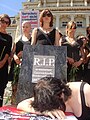 Aktivisten veranstalten eine symbolische Beerdigung der Österreichischen Verfassung und beklagen verletzte Grundrechte durch die Anwendung von § 278a StGB gegen NGOs. (Quelle: Verein gegen Tierfabriken)
