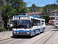 Zürich: wird auf eine Mit­benutzung der Straßenbahn­fahrleitung verzichtet, so verlaufen die Obus­drähte seitlich, das heißt abseits der Ideallinie