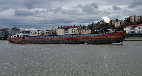 Frachtschiff in Lyon