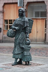 Bronze cast statue of a fishwife and little girl, Peterhead