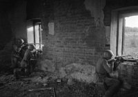 Sowjetische Soldaten in einer Ruine, Oktober 1942