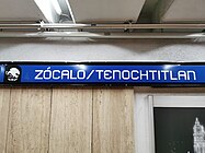 Zócalo/Tenochtitlan, Mexiko-Stadt: Schild mit Vollname und Stationslogo (Adler, Schlange und Kaktus)