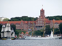 Die Shtandart zusammen mit der Gorch Fock vor der Marineschule Mürwik zu einem Flensburger Hafenfest (2010).