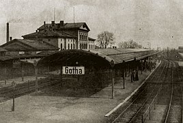 Empfangsgebäude mit den Bahnsteigen (um 1900)