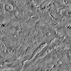 Hadriacus Mons mit den Valles im unteren Teil des Bildes.