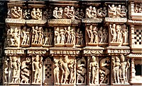 Südmauer des Parshvanatha Temple Jain complex, Khajuraho, enthält sowohl Hindu- als auch Jainismus-Motive