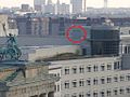 Verblendete Dachetage der Botschaft der Vereinigten Staaten in Berlin mit Abhöreinrichtungen der NSA[24]