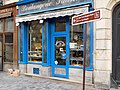 Pletzl Rue des Rosiers Boulangerie juive avec vitrine décorée pour la fête de Hanoucca.