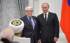 Photograph of Valentin Zorin receiving the Order of Alexander Nevsky from Vladimir Putin in 2015.