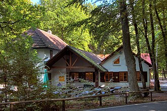 Die Totenkopfhütte auf dem Bergsattel an der Totenkopfstraße