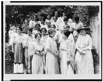 Sofia de Veyra and wives of the Second Philippine Parliamentary Mission received at White House by First Lady Florence Harding