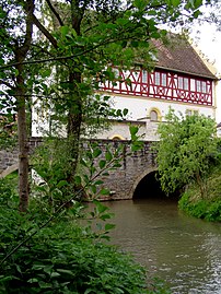 Breitbach mit Straßenbrücke und gewölbtem Durchlass