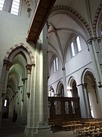 Langhaus: Mittelschiff frühgotisch mit Kreuzrippengewölben, Seitenschiffe wie Chorumgang