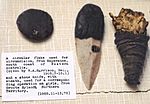 Links: Klinge zur Beschneidung aus Esperance, Südwesten Australiens (aufgenommen ins British Museum 1905). Mitte und rechts: Messer zur Beschneidung aus Groote Eylandt, Norden Australiens (aufgenommen 1925)