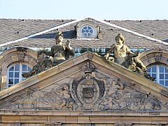 Pediment with coat of arms of the courtyard façade