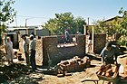 Hausbau in Dukathole im Rahmen eines von den Schwestern vom Heiligen Kreuz initiierten Projektes; Gruppen von jeweils zehn Beteiligten erstellen in Selbsthilfe ein Haus.
