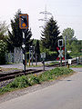 Verkehrszeichen: unbe­schrank­ter Bahn­übergang mit Andreas­kreuz.
