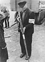 Volkssturmmann 1944 mit inoffizieller Armbinde