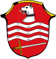 Gemeinde Rüdenau In Rot drei durchgehende silberne Wellenbalken; darüber schwebend der silberne Kopf eines Rüden mit schwarzem Stachelhalsband, darunter ein schräg liegendes silbernes Schwert mit goldenem Griff.