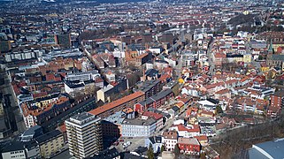Luftbild auf dem dichte städtische Bebauung zu sehen ist