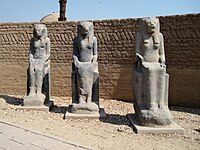 Sitz-Statuen im Tempel von Karnak