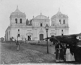 Cathedral of León in 1907.