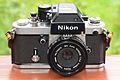 Nikon F2SB mit austauschbarem Prismensucher DP-3 und Objektiv GN Auto NIKKOR 1:2,8 f = 45 mm