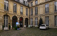 The courtyard of the Hôtel de Coulanges